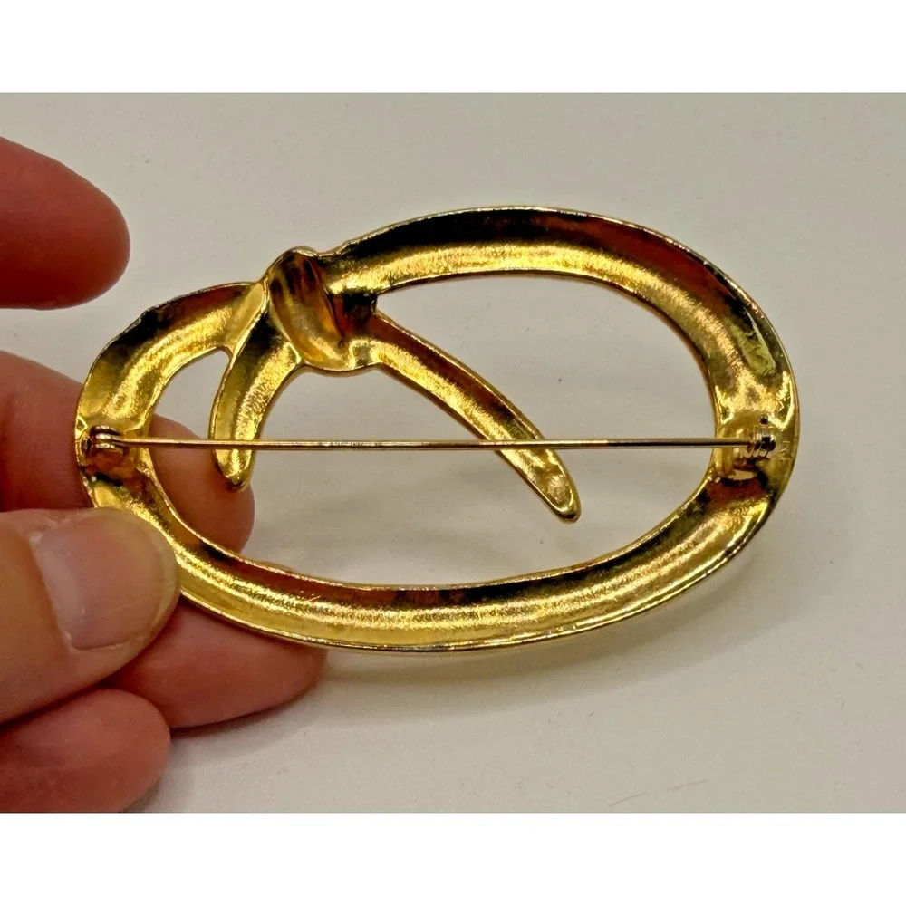 Brooch‎ Cream Enamel and Gold Tone Oval Design